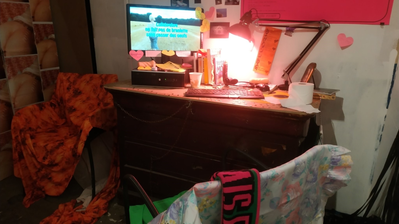 photographie de l'installation où était exposé "Lullabyebye ne fait pas de branlette sans casser des oeufs"