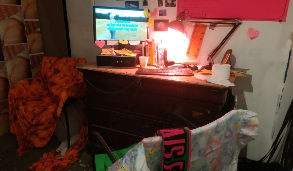 photographie de l'installation où était exposé "Lullabyebye ne fait pas de branlette sans casser des oeufs"